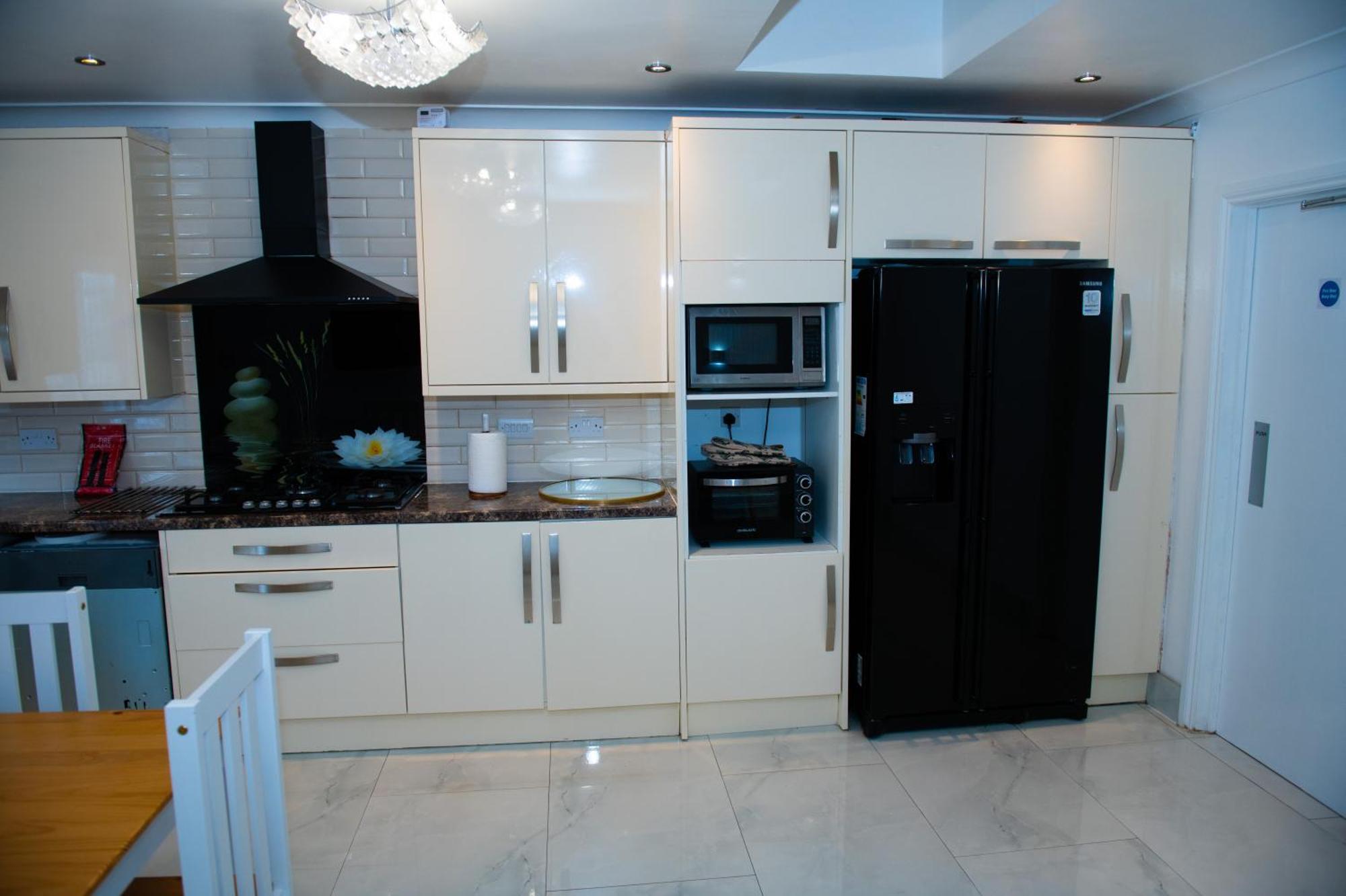 Newly Refurbished - Affordable Four Bedroom Semi-Detached House Near Luton Airport And Luton Hospital Екстер'єр фото