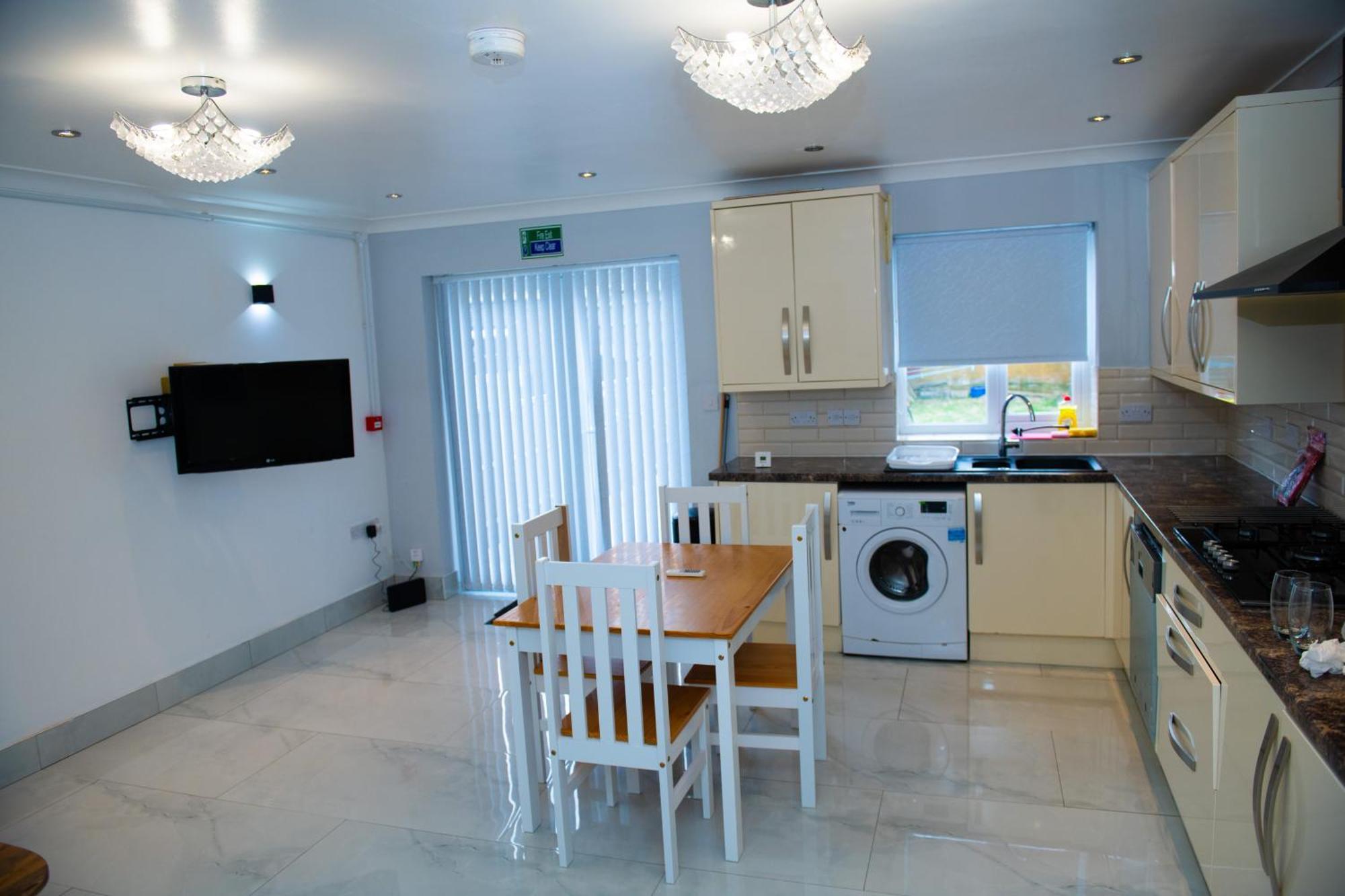 Newly Refurbished - Affordable Four Bedroom Semi-Detached House Near Luton Airport And Luton Hospital Екстер'єр фото