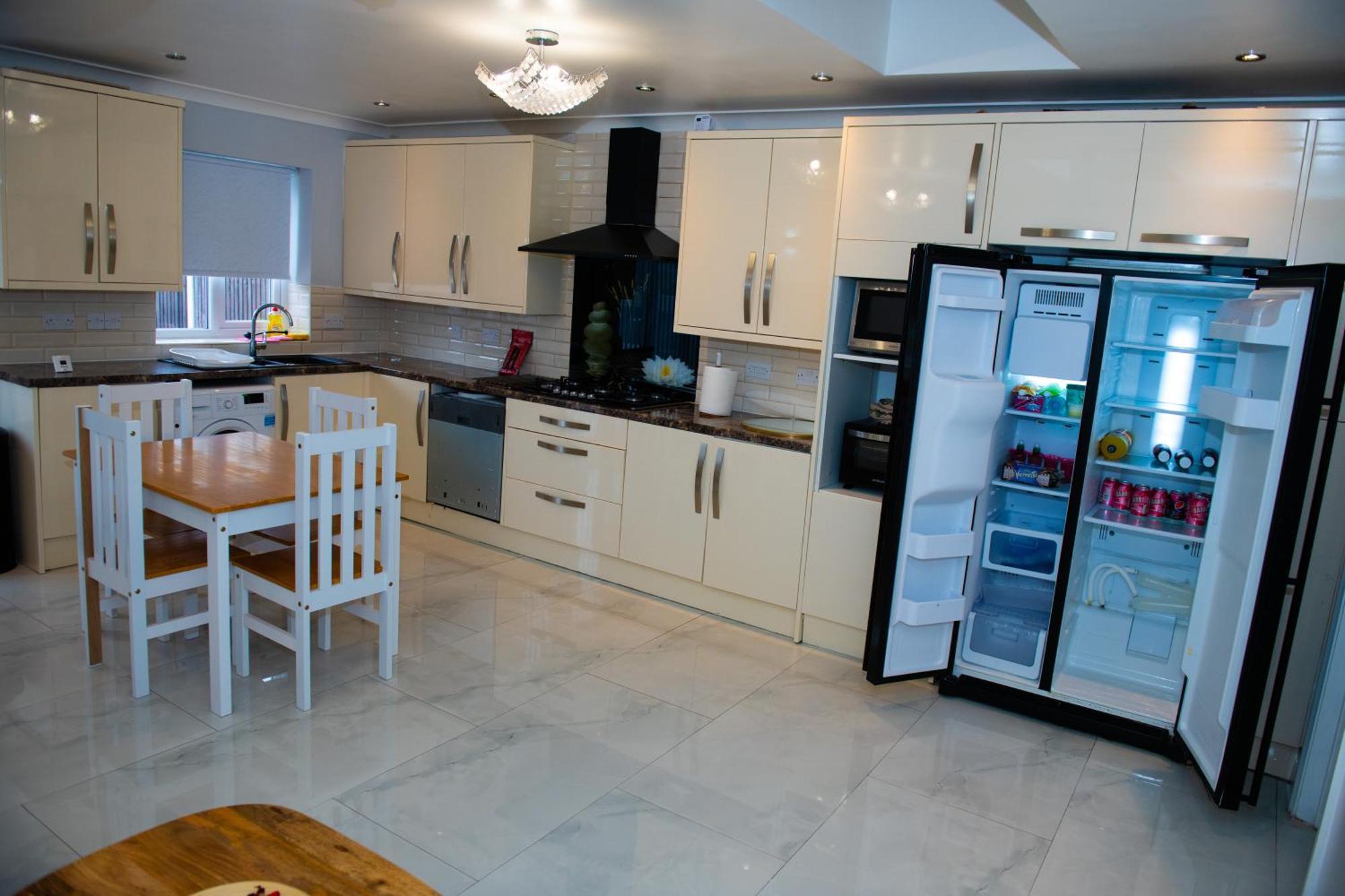 Newly Refurbished - Affordable Four Bedroom Semi-Detached House Near Luton Airport And Luton Hospital Екстер'єр фото