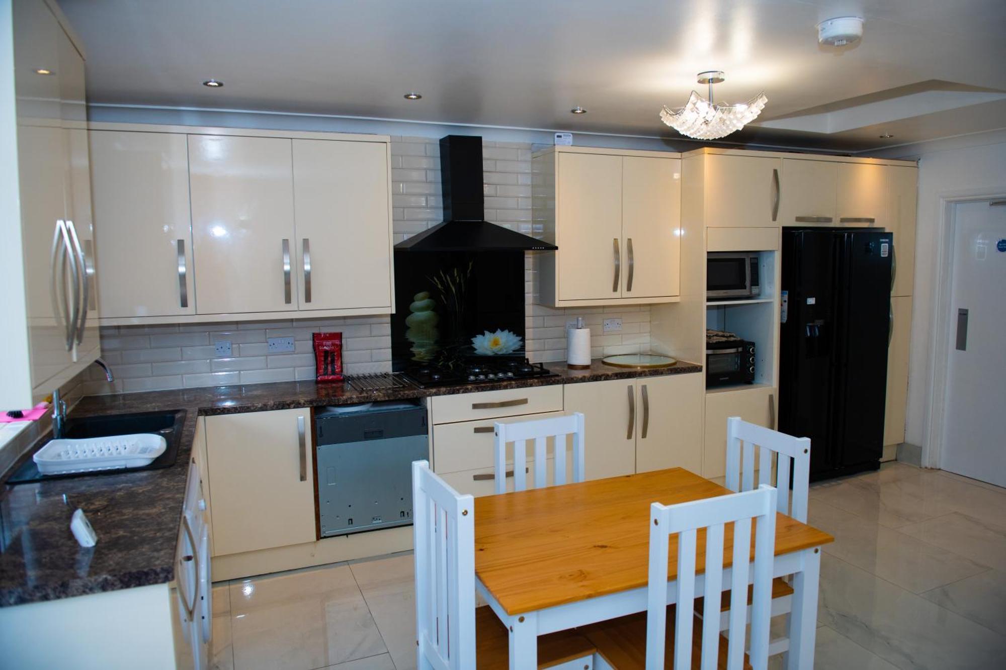 Newly Refurbished - Affordable Four Bedroom Semi-Detached House Near Luton Airport And Luton Hospital Екстер'єр фото