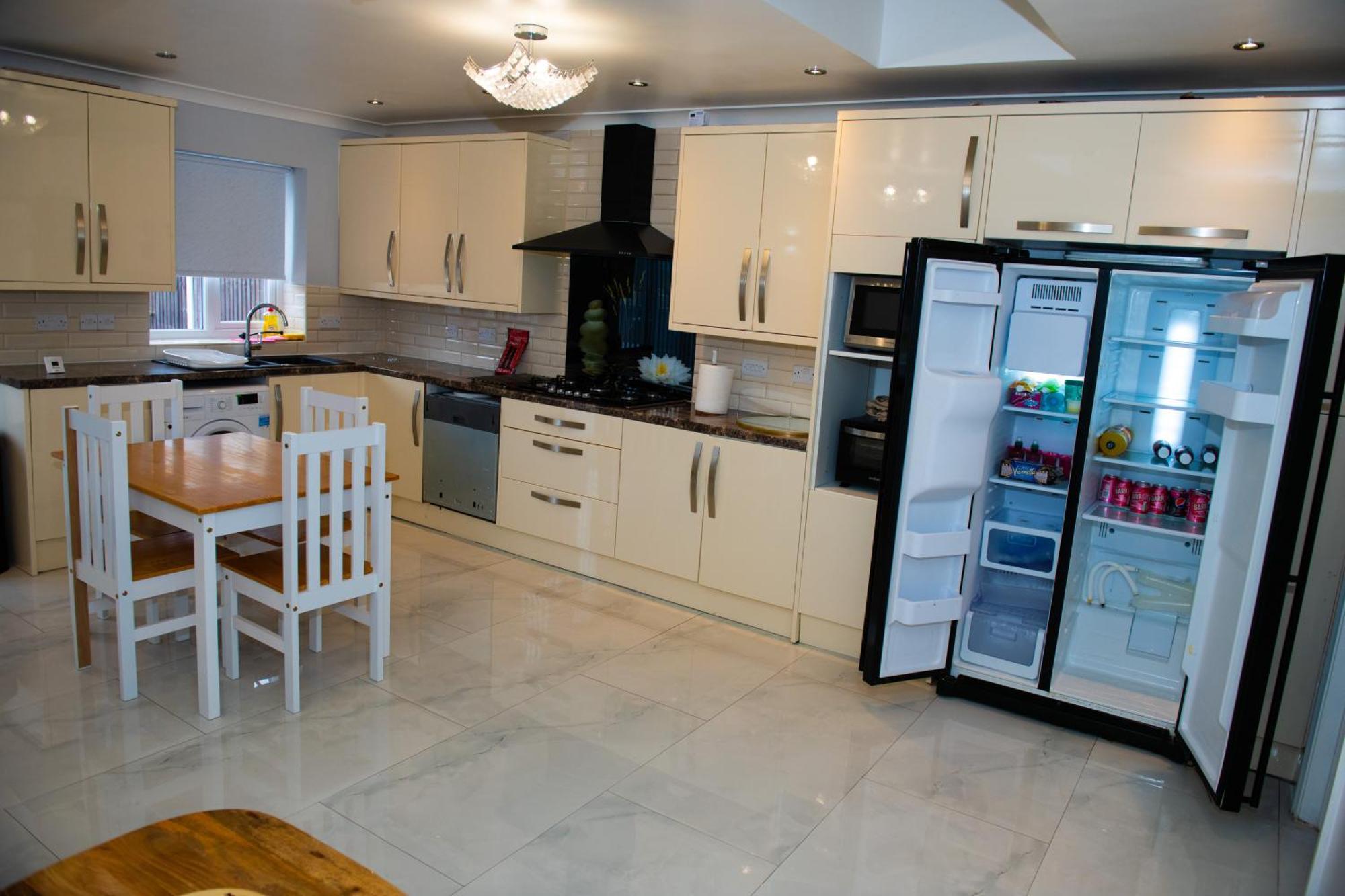 Newly Refurbished - Affordable Four Bedroom Semi-Detached House Near Luton Airport And Luton Hospital Екстер'єр фото